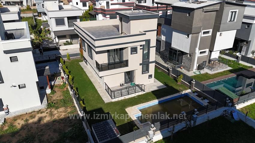 Doğanbeyde 300M2 Brüt Bağımsız Havuzlu Geniş Satılık 3+1 Villa