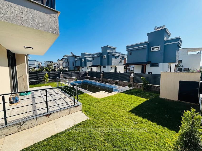 Doğanbeyde 300M2 Brüt Bağımsız Havuzlu Geniş Satılık 3+1 Villa