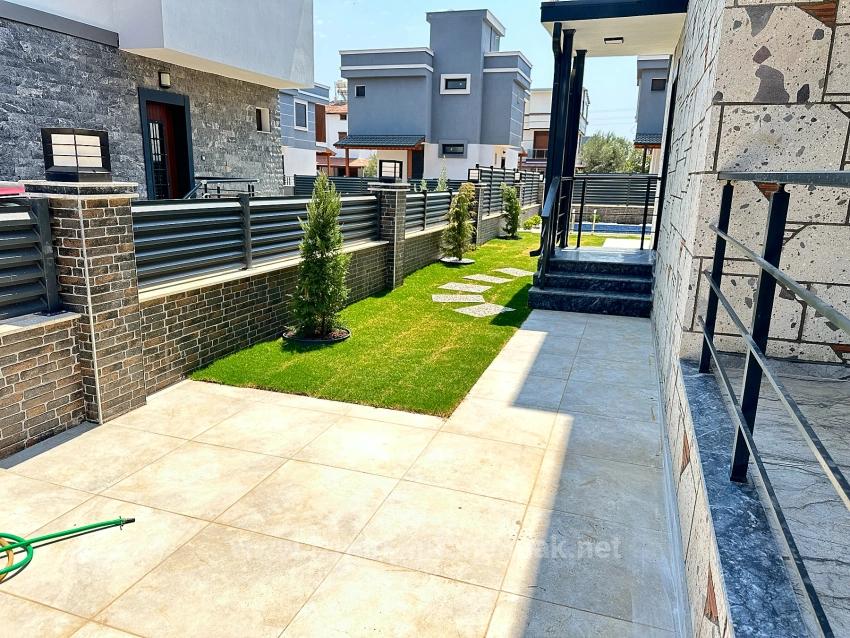 Doğanbeyde 300M2 Brüt Bağımsız Havuzlu Geniş Satılık 3+1 Villa