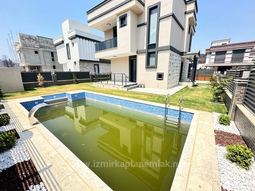 Doğanbeyde 300M2 Brüt Bağımsız Havuzlu Geniş Satılık 3+1 Villa
