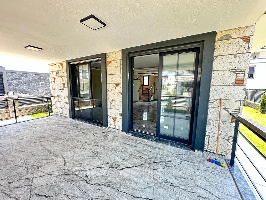 Doğanbeyde 300M2 Brüt Bağımsız Havuzlu Geniş Satılık 3+1 Villa