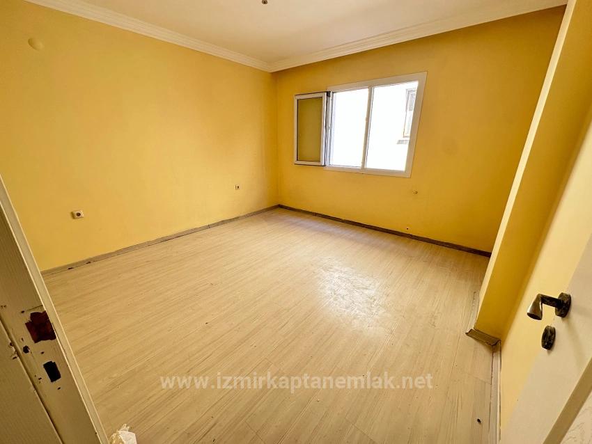 Seferihisar Ürkmez'de Merkezi Konumda Plaja 150M Satılık 2+1 Daire