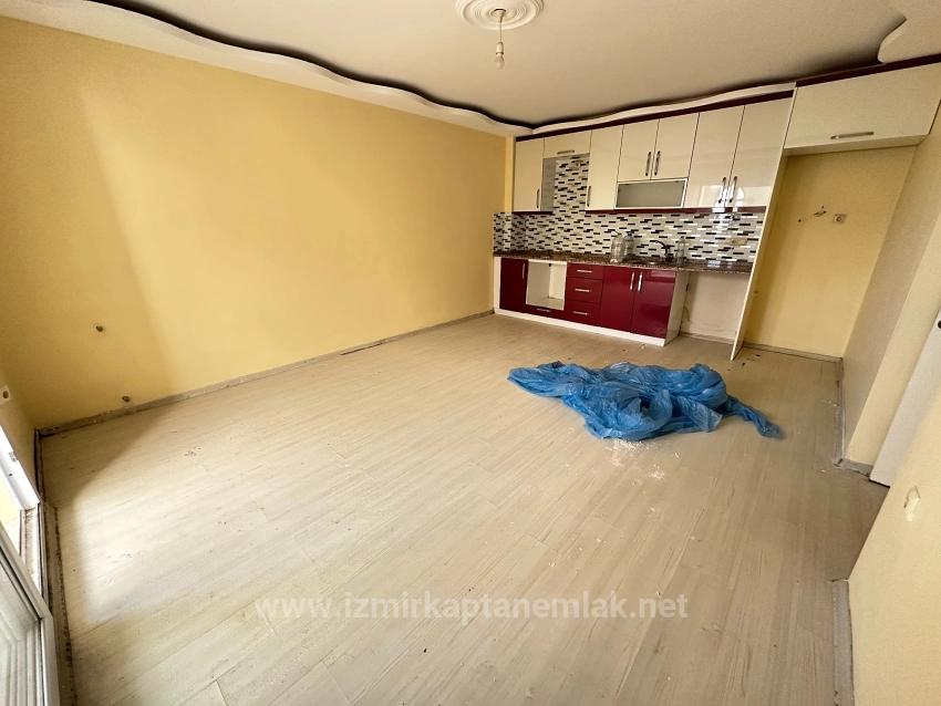 Seferihisar Ürkmez'de Merkezi Konumda Plaja 150M Satılık 2+1 Daire