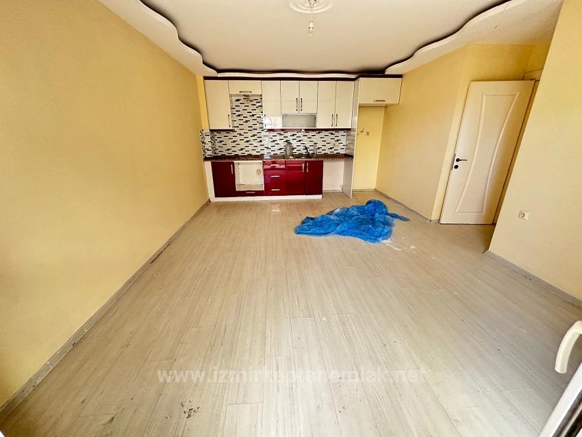 Seferihisar Ürkmez'de Merkezi Konumda Plaja 150M Satılık 2+1 Daire