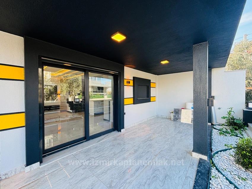 Seferihisar Doğanbey'de 210M2 Bağımsız Lüks Bahçeli Satılık 3+1 Villa