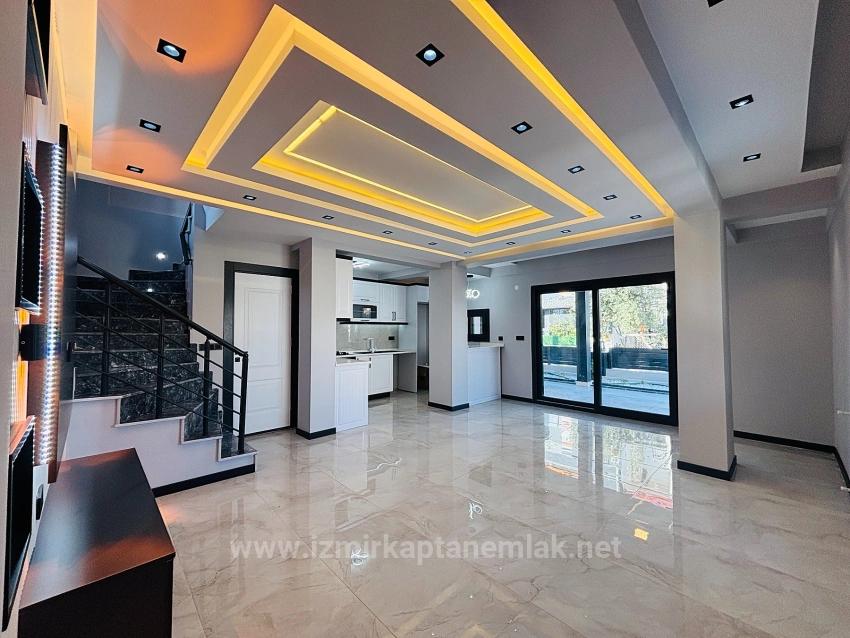 Seferihisar Doğanbey'de 210M2 Bağımsız Lüks Bahçeli Satılık 3+1 Villa