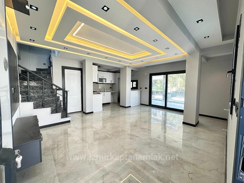 Seferihisar Doğanbey'de 210M2 Bağımsız Lüks Bahçeli Satılık 3+1 Villa