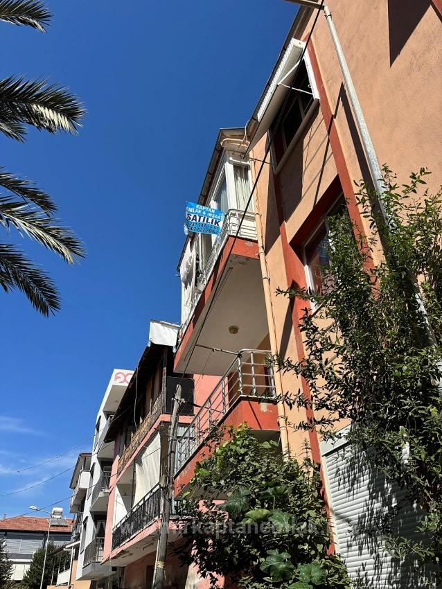 Seferihisar Ürkmez Merkezde Plaja 150 M Geniş Yapılı 2+1 Satılık Daire