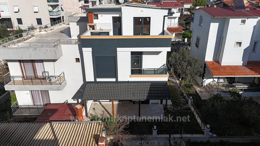 Seferihisar Doğanbey'de Geniş Yapılı Bahçeli 3+1 Satılık Villa