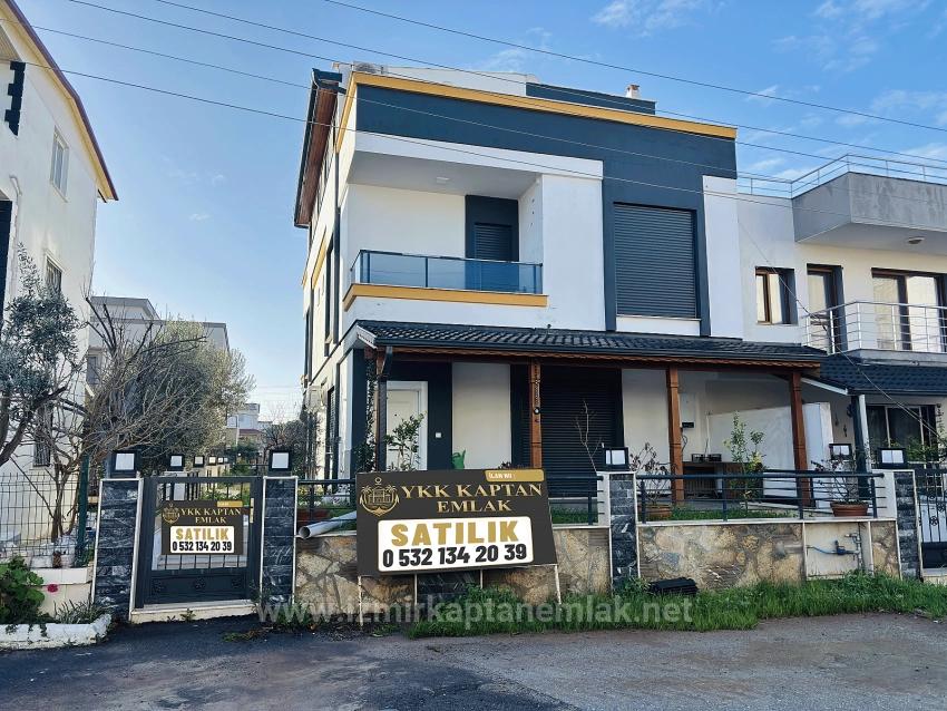 Seferihisar Doğanbey'de Geniş Yapılı Bahçeli 3+1 Satılık Villa