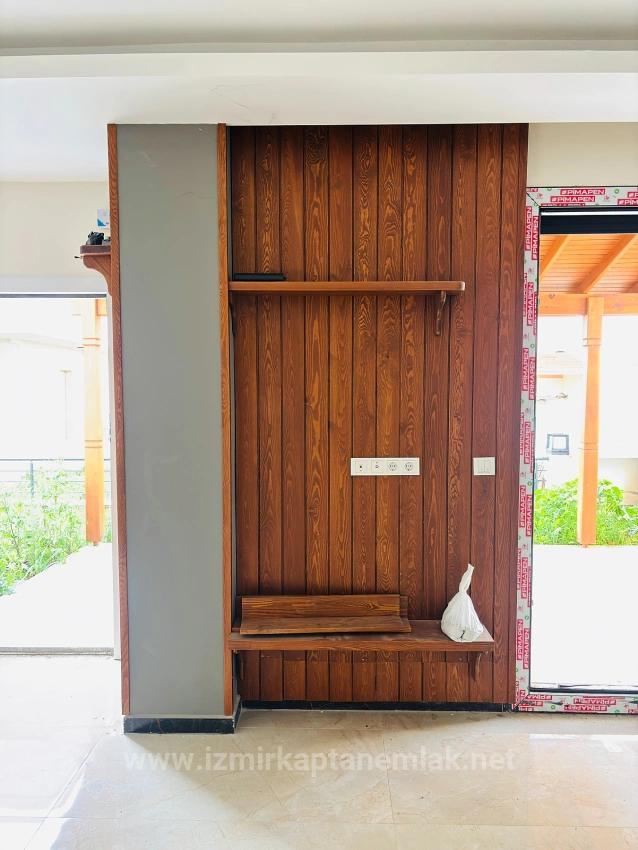 Seferihisar Doğanbey'de Geniş Yapılı Bahçeli 3+1 Satılık Villa