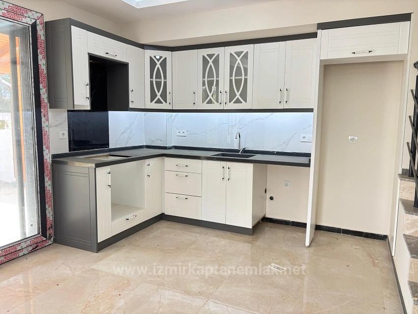 Seferihisar Doğanbey'de Geniş Yapılı Bahçeli 3+1 Satılık Villa