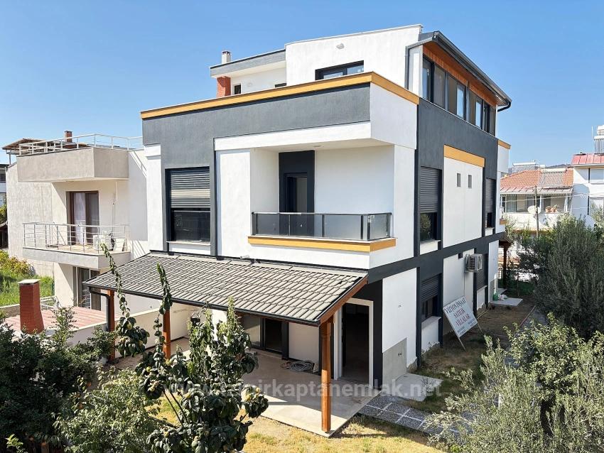 Seferihisar Doğanbey'de Geniş Yapılı Bahçeli 3+1 Satılık Villa