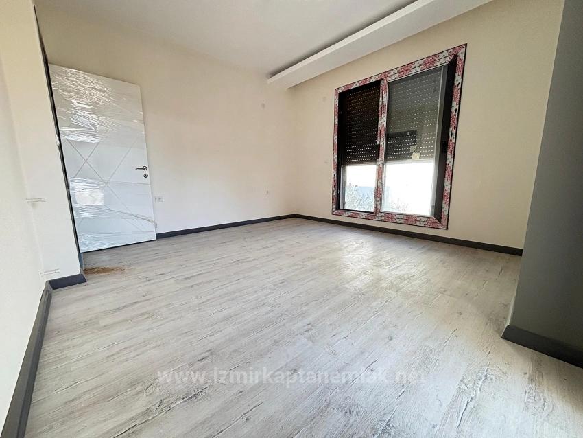 Seferihisar Doğanbey'de Geniş Yapılı Bahçeli 3+1 Satılık Villa