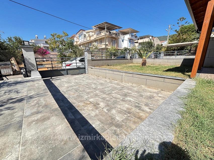 Menderes Özdere'de Plaja 500 M Otoparklı Geniş Bahçeli 3+1 Satılık Villa