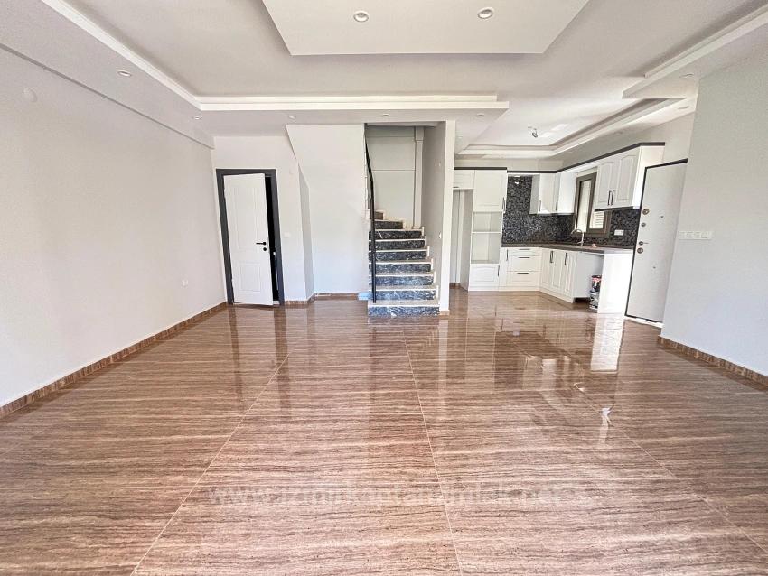 Menderes Özdere'de Plaja 500 M Otoparklı Geniş Bahçeli 3+1 Satılık Villa