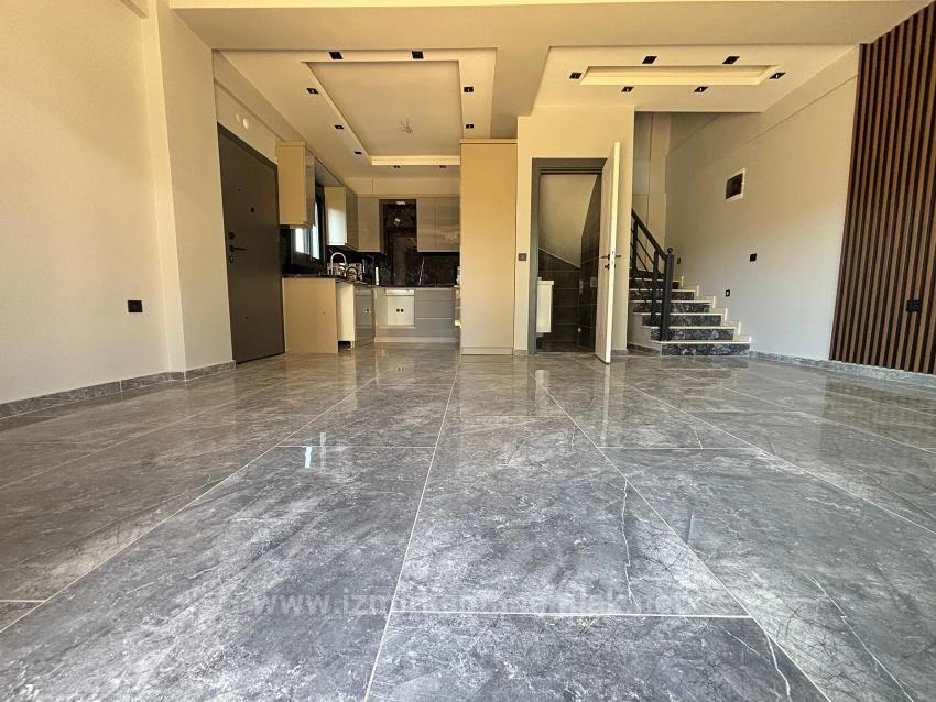 Menderes Özdere'de Plaja 100 M Sıfır Geniş Yapılı Bahçeli 2+1 Satılık Villa