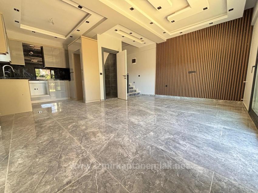 Menderes Özdere'de Plaja 100 M Sıfır Geniş Yapılı Bahçeli 2+1 Satılık Villa