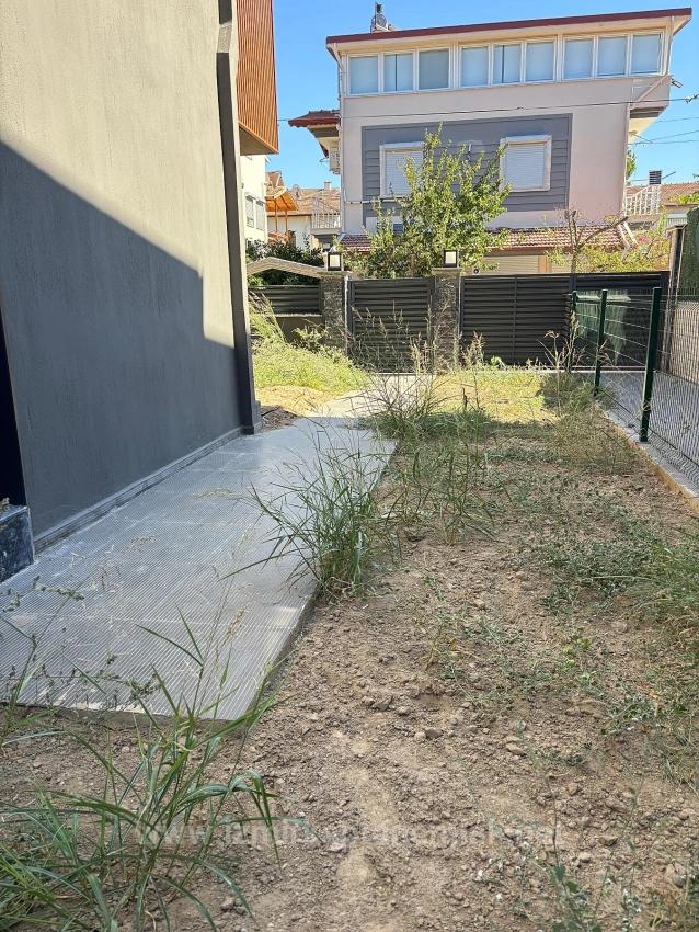 Menderes Özdere'de Plaja 100 M Sıfır Geniş Yapılı Bahçeli 2+1 Satılık Villa