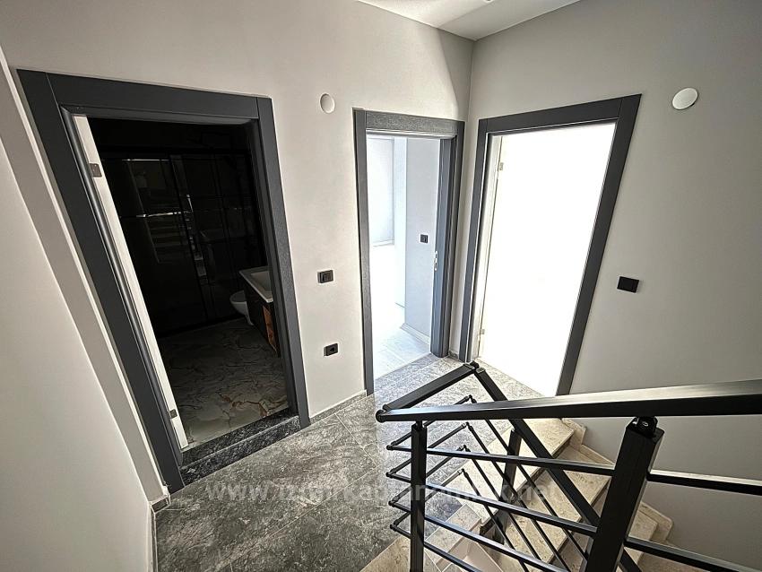 Menderes Özdere'de Plaja 100 M Sıfır Geniş Yapılı Bahçeli 2+1 Satılık Villa