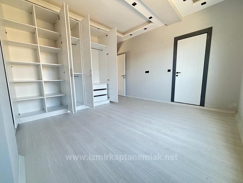 Menderes Özdere'de Plaja 100 M Sıfır Geniş Yapılı Bahçeli 2+1 Satılık Villa