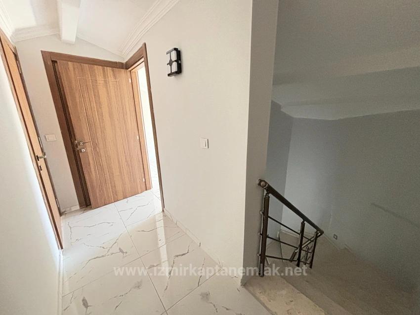 Menderes Özdere'de Plaja 50 M Geniş Bahçeli Sıfır 4+1 Satılık Tripleks