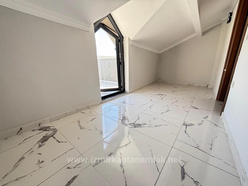 Menderes Özdere'de Plaja 50 M Geniş Bahçeli Sıfır 4+1 Satılık Tripleks