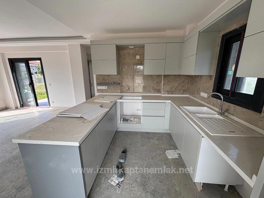 Seferihisar Akarca’da 4+1 Müstakil Havuzlu Dubleks Yazlık Villa