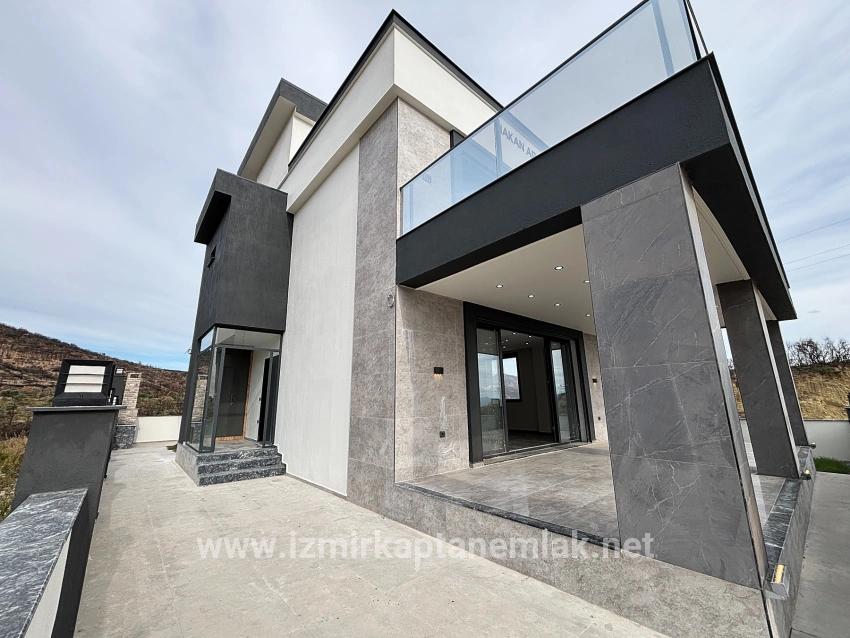 Seferihisar Doğanbey Atatürk Mah. Satılık 4+1 Yazlık - 285 m²