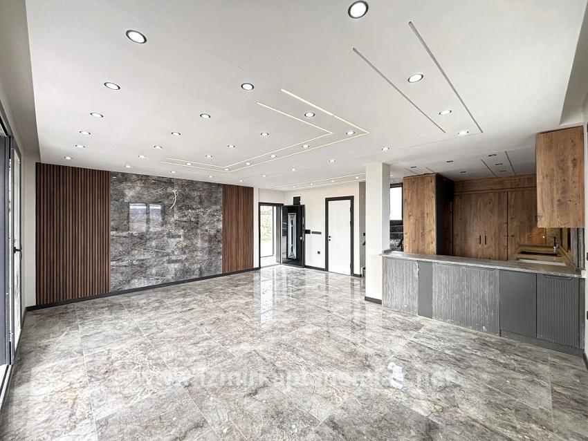 Seferihisar Doğanbey Atatürk Mah. Satılık 4+1 Yazlık - 285 m²