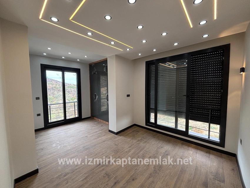 Seferihisar Doğanbey Atatürk Mah. Satılık 4+1 Yazlık - 285 m²