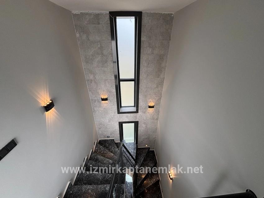 Seferihisar Doğanbey Atatürk Mah. Satılık 4+1 Yazlık - 285 m²