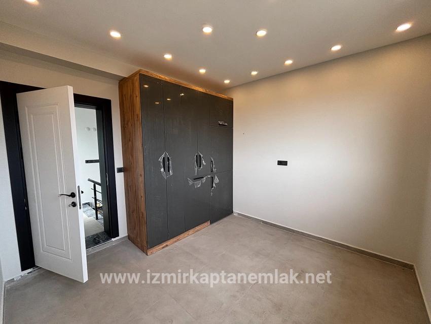 Seferihisar Doğanbey Atatürk Mah. Satılık 4+1 Yazlık - 285 m²