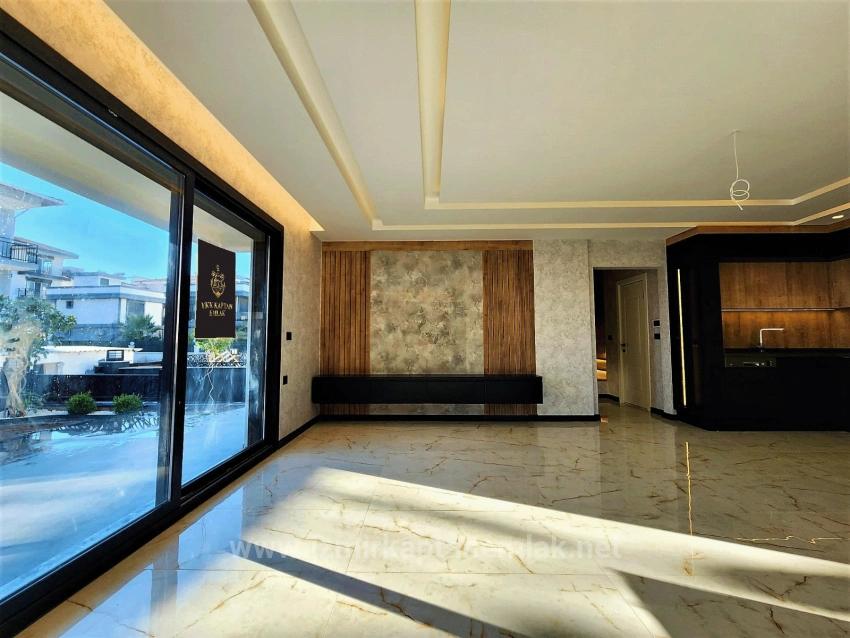 İzmir Seferihisar Camikebir'de Satılık Geniş Bahçeli Ultra Lüks 3+1 Villa