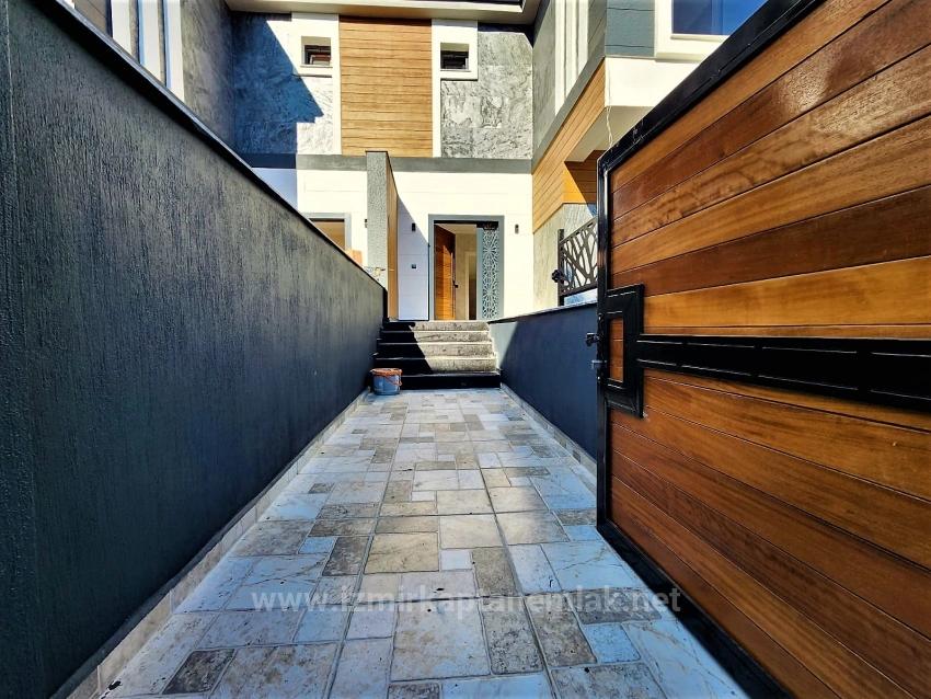 İzmir Seferihisar Camikebir'de Satılık Geniş Bahçeli Ultra Lüks 3+1 Villa