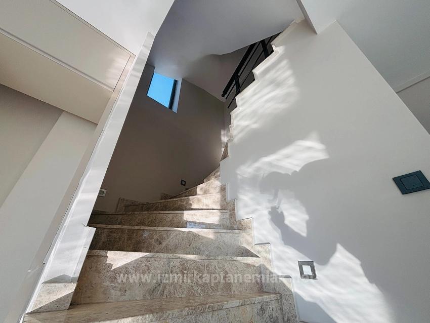 İzmir Seferihisar Atatürk Mahallesi’nde  Denize Sıfır Müstakil Tapulu 3+1 Tripleks Villa