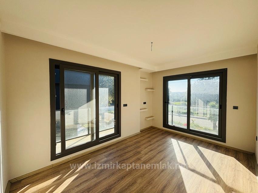 İzmir Seferihisar Atatürk Mahallesi’nde  Denize Sıfır Müstakil Tapulu 3+1 Tripleks Villa