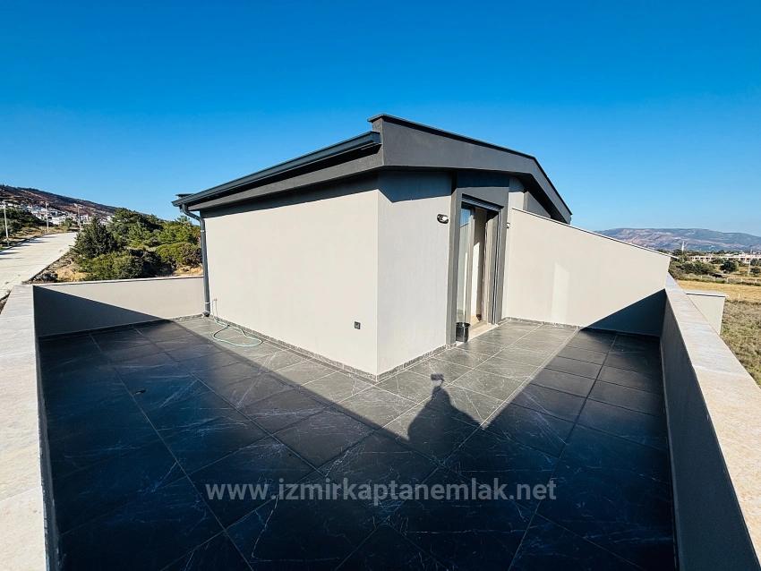 İzmir Seferihisar Atatürk Mahallesi’nde  Denize Sıfır Müstakil Tapulu 3+1 Tripleks Villa
