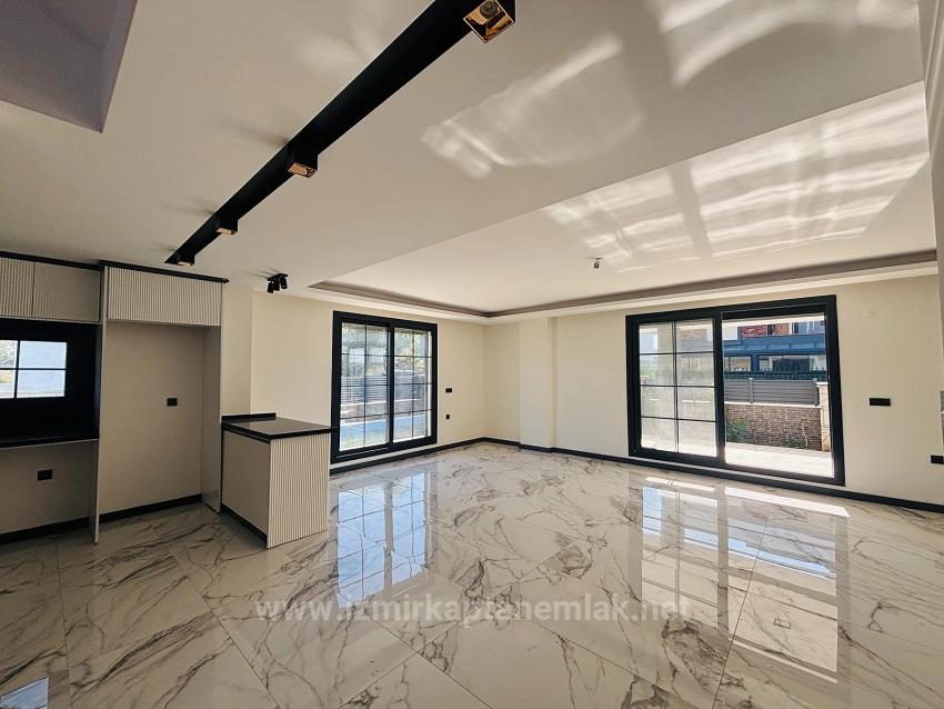  Izmir Seferihisar Düzce Mahallesi’nde Havuzlu Tek Müstakil Dubleks  Villa