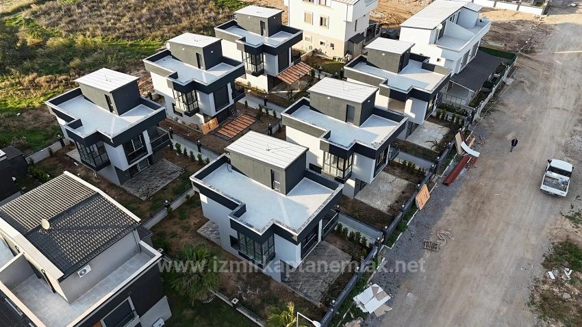  Izmir Seferihisar Cumhuriyet Mahallesi’nde Site İçerisinde 2+1 Geniş Bahçeli Villa 