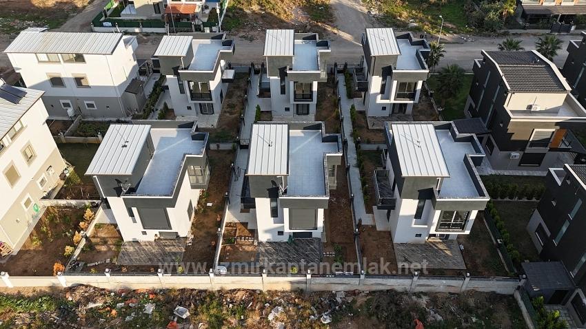  Izmir Seferihisar Cumhuriyet Mahallesi’nde Site İçerisinde 2+1 Geniş Bahçeli Villa 