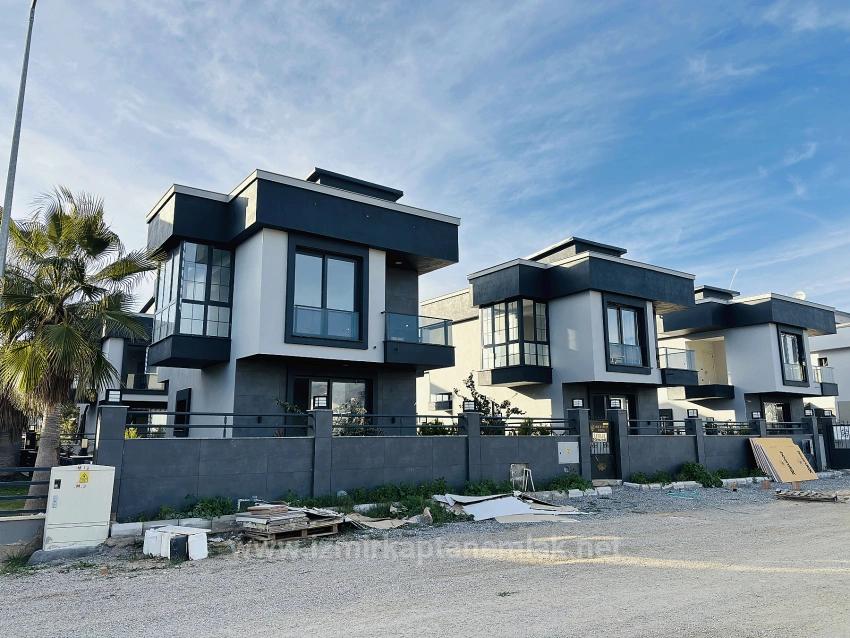  Izmir Seferihisar Cumhuriyet Mahallesi’nde Site İçerisinde 2+1 Geniş Bahçeli Villa 