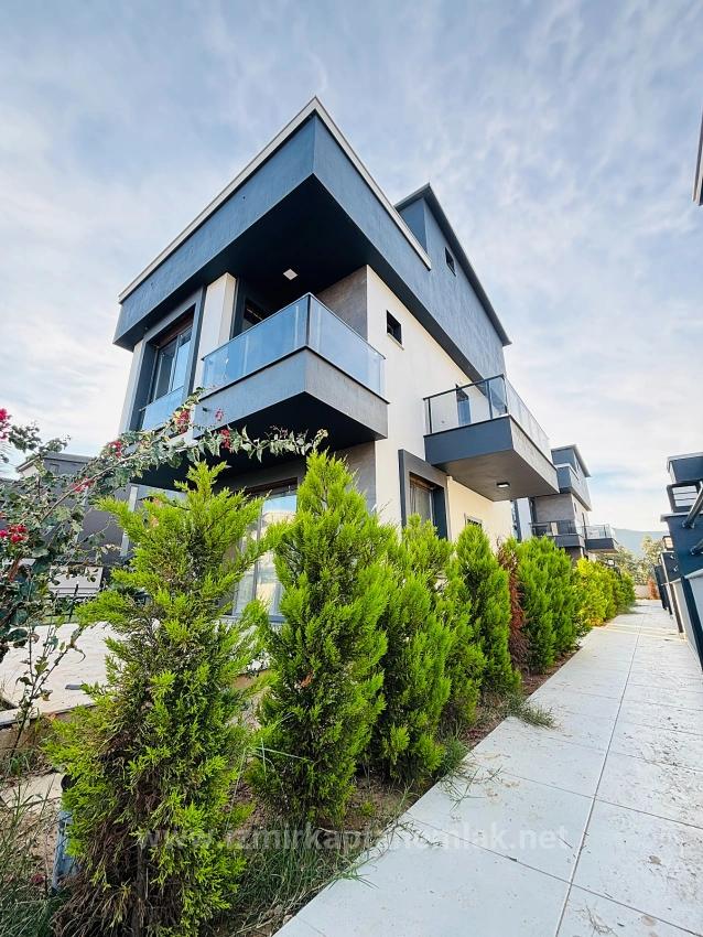  Izmir Seferihisar Cumhuriyet Mahallesi’nde Site İçerisinde 2+1 Geniş Bahçeli Villa 