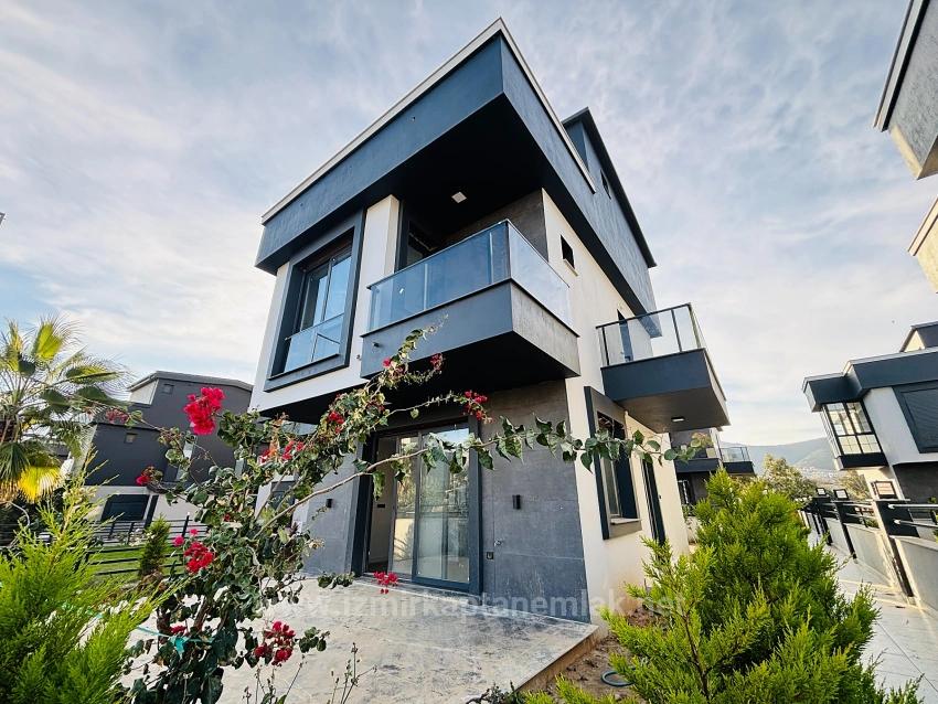  Izmir Seferihisar Cumhuriyet Mahallesi’nde Site İçerisinde 2+1 Geniş Bahçeli Villa 