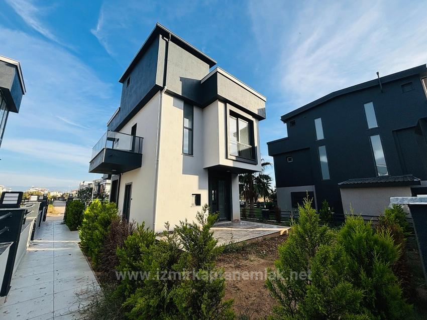  Izmir Seferihisar Cumhuriyet Mahallesi’nde Site İçerisinde 2+1 Geniş Bahçeli Villa 