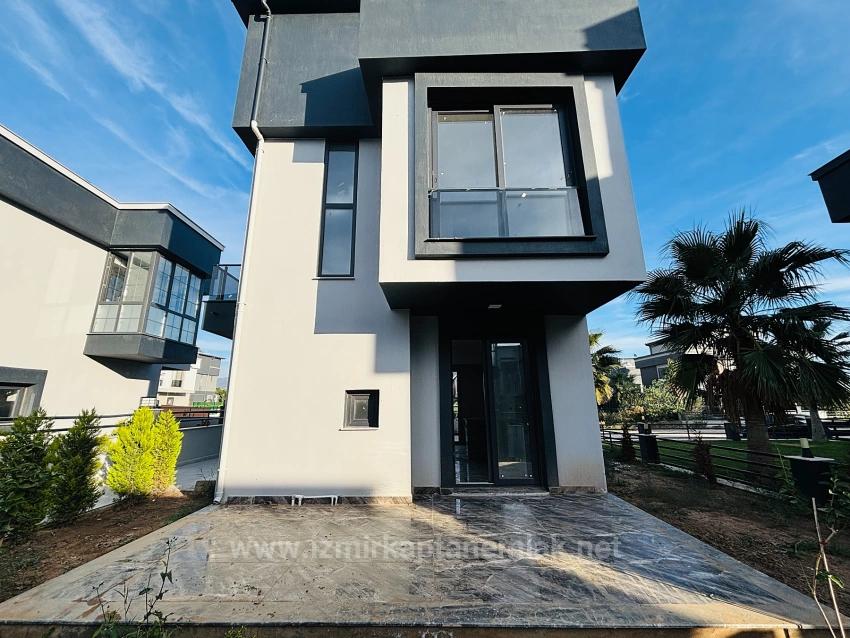  Izmir Seferihisar Cumhuriyet Mahallesi’nde Site İçerisinde 2+1 Geniş Bahçeli Villa 