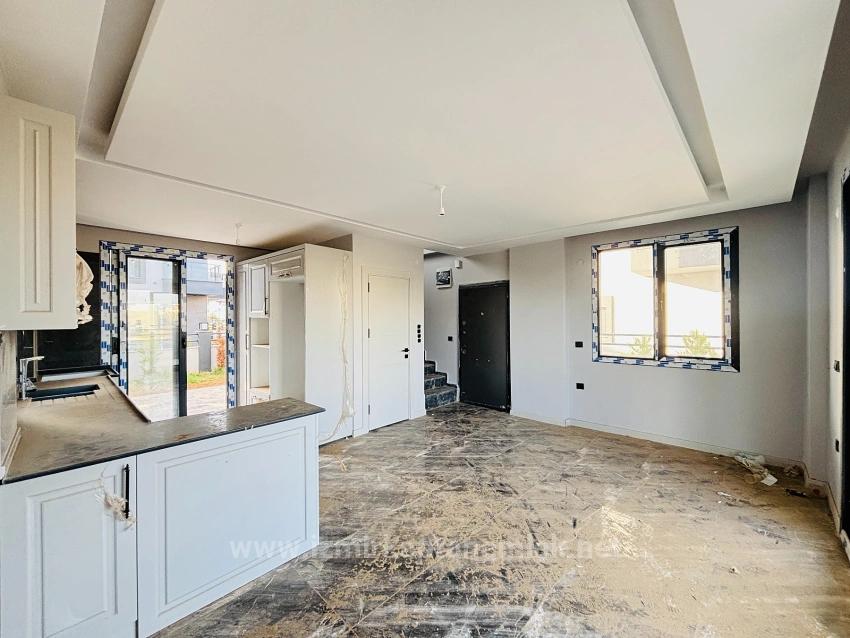  Izmir Seferihisar Cumhuriyet Mahallesi’nde Site İçerisinde 2+1 Geniş Bahçeli Villa 