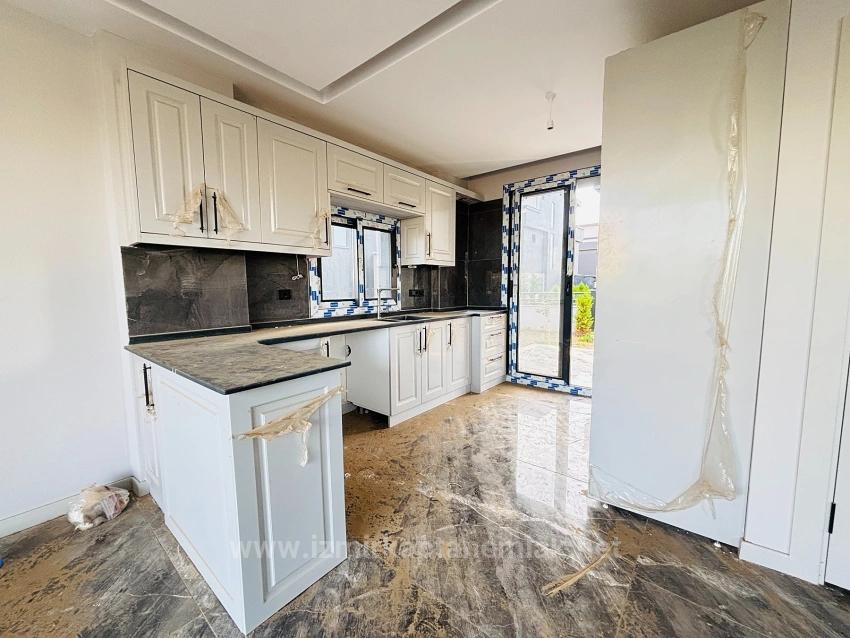  Izmir Seferihisar Cumhuriyet Mahallesi’nde Site İçerisinde 2+1 Geniş Bahçeli Villa 