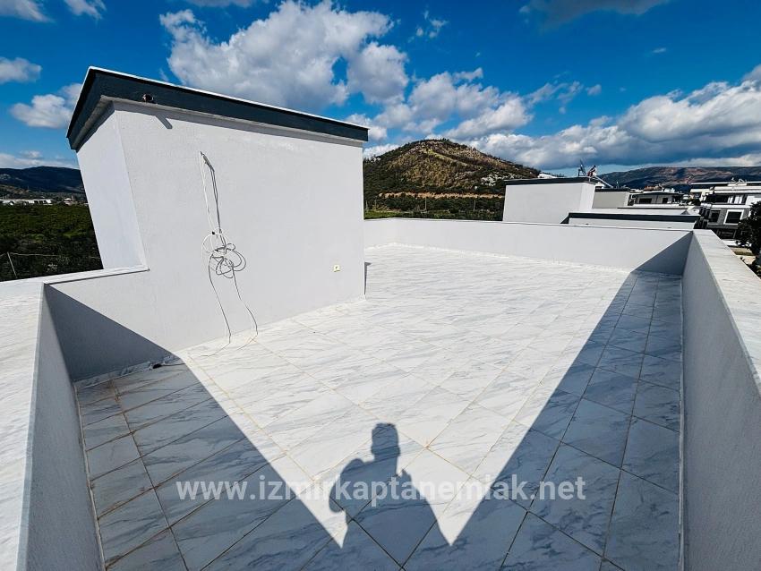 Seferihisar Doğanbey Cumhuriyet Mah. Satılık 3+1 Yazlık - 165 m²
