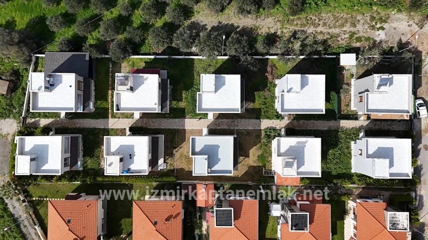 Seferihisar Doğanbey Cumhuriyet Mah. Satılık 3+1 Yazlık - 165 m²